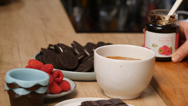 Десерт с бисквити и черен шоколад 